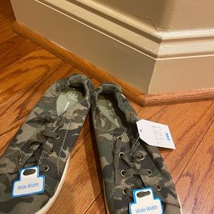 Camouflage size 8W (NWT)